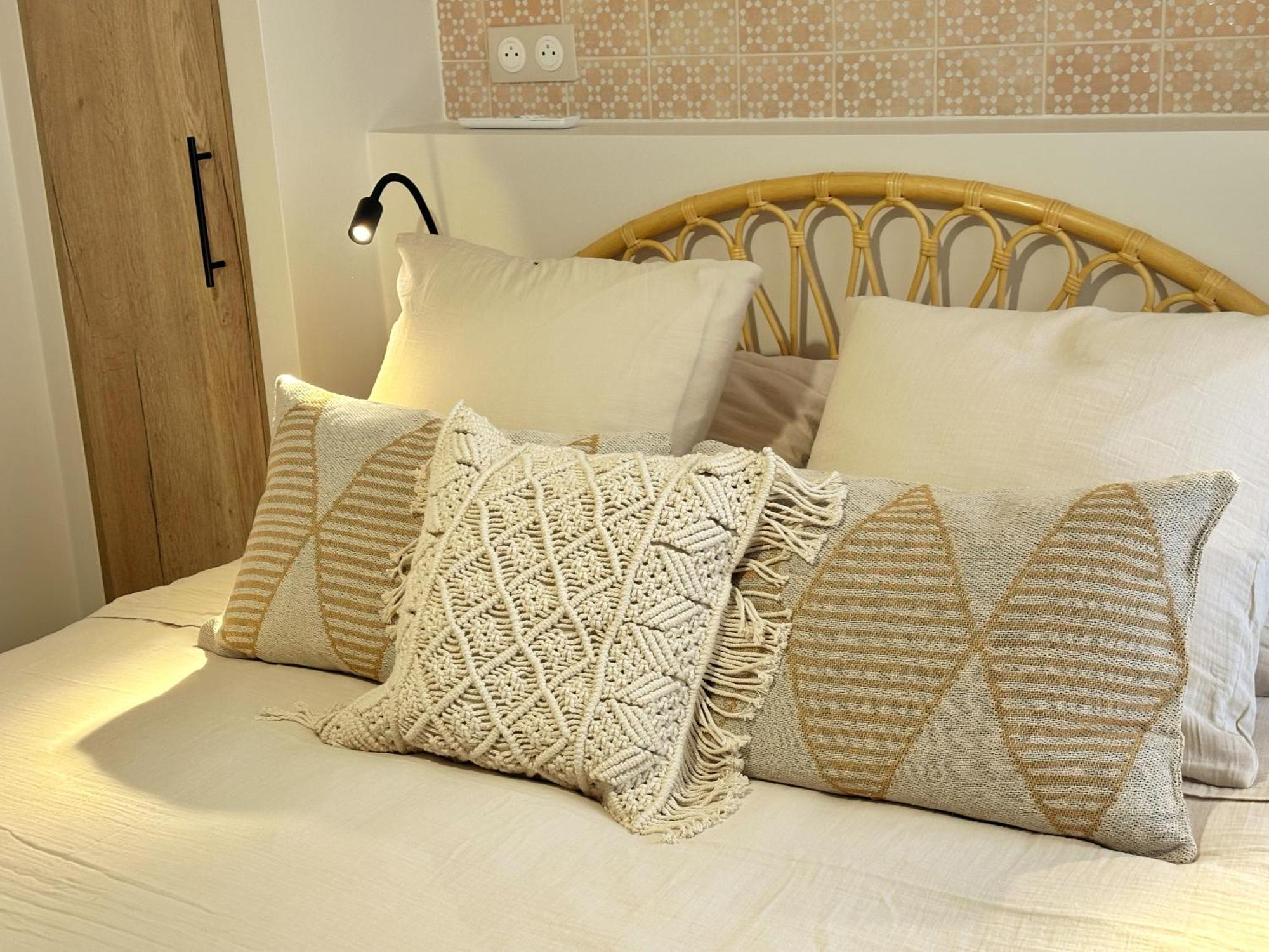 La Maison Cavet 5 Appartements De Standing Au Coeur Du Village Санари-сюр-Мер Екстериор снимка